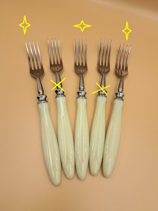 Vintāžas dakšas, nerūsējošais tērauds un balts plastiks ar rakstu, plastika defekts (Metāls 140)