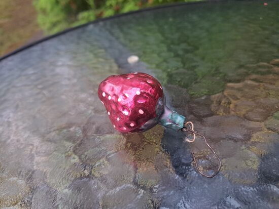 Skaista zemenīte. Labs stāvoklis. 1950.-ie gadi. Augstums 5,5cm (Egle augļi 43)