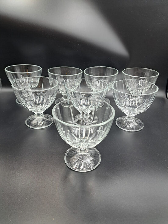 Bezkrāsainas presēta stikla deserta trauki uz kantainas kāiņas ar zvaigžņu rakstu. Ražotājs: ARC, Francija (Stikls sk 333)