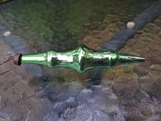 Zaļā, neparastas formas lāsteka, defekts. Augstums - 13cm (Egle lāsteka 31)