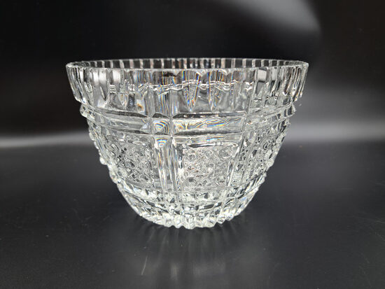 Izsmacināta kristāla konvekšu bļodiņa ar neparastu rakstu, d=15cm, h=11cm (Kristāls sk 83)