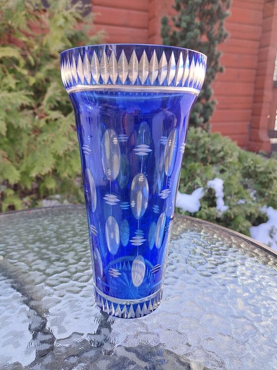 Zila stikla vāze ar ģeometrisku gravēšanu, divkrāsains stikls. Augstums 23,5cm, diam.12cm (Stikla vaze 111)