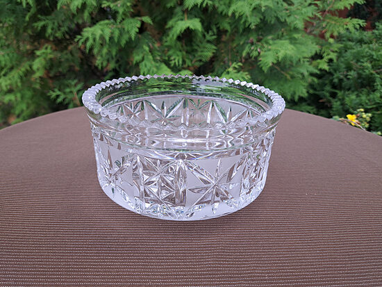Kristāla salātu bļoda ar rokas gravēšanu zvaigznēm uz platas zemas kājas, d=17,5cm,h=9,5cm (Kristāls sk 111)