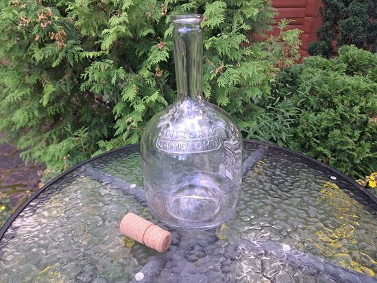 Lielā pudele at izliektu uzrakstu "Рижский самогон" ar korķi. Tilpums ir 2000ml (Karafe st 89)