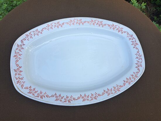 Lielais garenais kantains šķīvis ar bordo zaru vainadziņu un zelta apvilkumu, 35,5cmx24,5cm, pusdienu servīze "Gludā", PFF (Gludā 167)