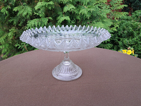 Grezns antikvārs presēta kristāla augļu trauks uz kājas ar ļoti viļņainu malu, D=23cm; h=13,5cm (Kristāla citi 73)