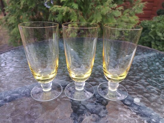 Izsmalcinātas dzeltana stikla šampanieša glāzes uz caurspīdīgas kājiņas-bumbiņas, 125ml (Stikla gl 271)