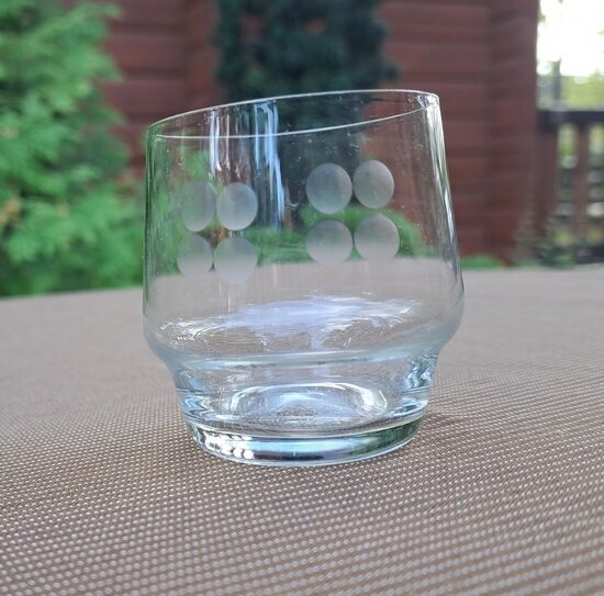 Stikla glāzīte zema uz zemas kājiņas, rokas gravēšana (apļi), tilp.100ml (Stikla gl 341)