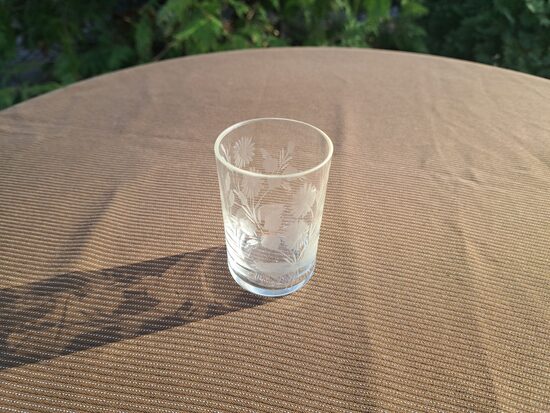 Vintāža caurspīdīga taisna glāzīte ar iegravēto grezo pušķi, 50ml (Stikla gl 269)