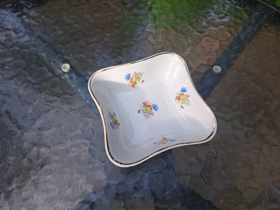 Grezna  kantainas bļodiņa ar naziem meisena pušķiem un zeltu, PFF (Citi pusd 304)