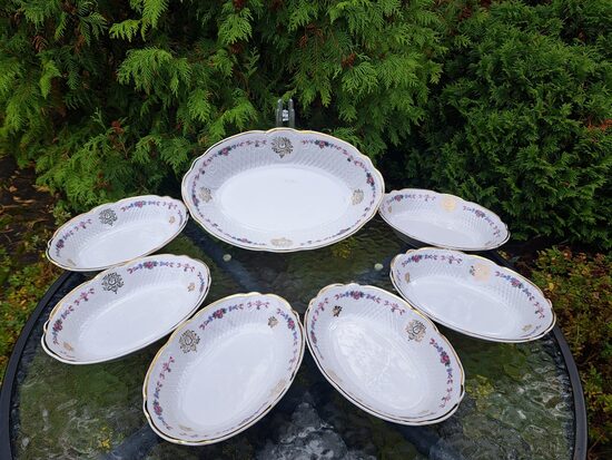 Grezns dzīļo gareno bļodu komplekts 6+1, rožu vainags, zelta apvilkunms, zelta puķes, rekjefa virsma. Izmēri: 18cmx13cm, h=4cm un 27,5cmx18,5cm, h=5cm (Korosten 69)