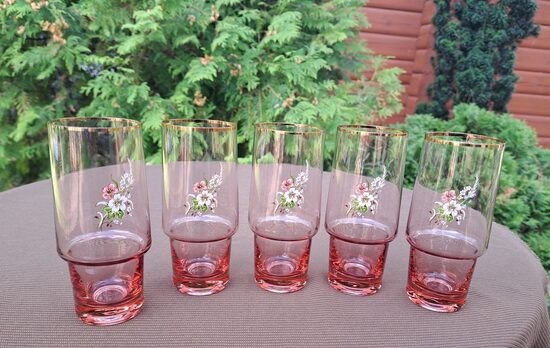 Rozā stikla sulas glāžu ar puķēm un zelta malu komplekts 5 personām, Līvānu SF. Tilpums 175ml (Stikla gl 336)