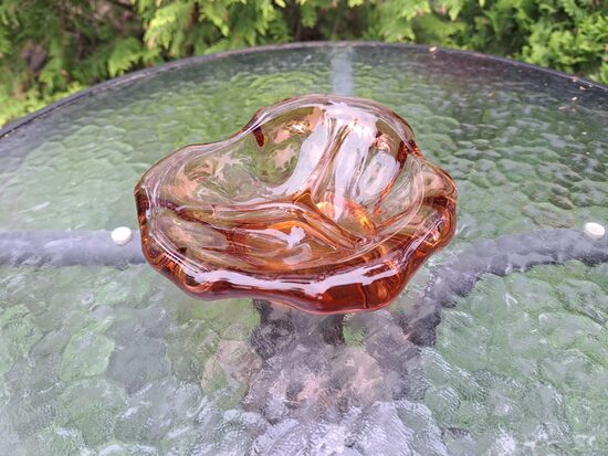 3-nodalījumu bļodiņa, ļoti biezs stikls, rkaramēļkrāsa. Čehija vai LīvānuSF. Diagonāles 15cmx16cm, h=6cm (Stikls sk 291)