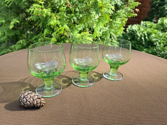 Eleganta maigi zaļā krāsas kristāla glāze 125ml uz zemas kājīņas, h=8,5cm (Kristāls gl 175)