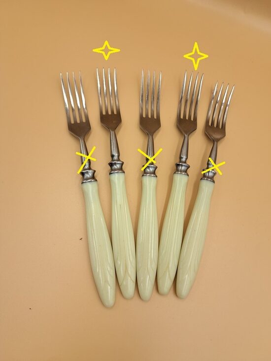 Vintāžas dakšas, nerūsējošais tērauds un balts plastiks ar rakstu (Metāls 139)