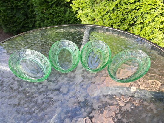 Vintāži garenie gaiši zaļie šķīvji, presēts stikls, mini. 13,5cm x 8cm; h=2cm (Stikls sk 295)