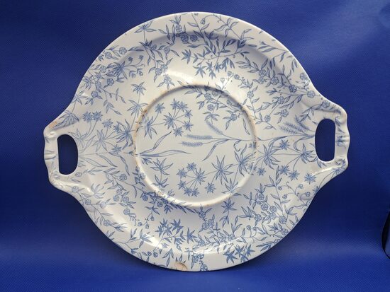 Lielais servējamais fajansa šķīvis-paplate terīnei ar rokturiem, zilais puķu dekols, Kuzņecovs Tverā. Diam.33cmx37cm (Kuzņecovs 146)