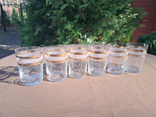 Stikla glāzīšu 120ml komplekts, caurspīdīgs pūsts diezgan plāns stīkls, zelta un baltas svītras, taisna forma 6 personām (Stikla gl 414)