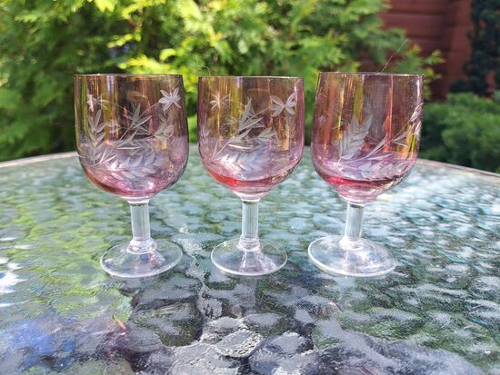 Krāšņas vintāžas rozā kristāla glāzītes 75ml uz kājiņas ar rokas gravēšanu, PSRS (Kristāls gl 108)