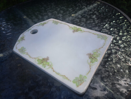 Siera dēlis porcelāna ar vīnogu ķekariem un zeltu, izmēri:25cmx17cmx8mm, REINHOLD BOSDORF, Bohemia (Čehija 99)