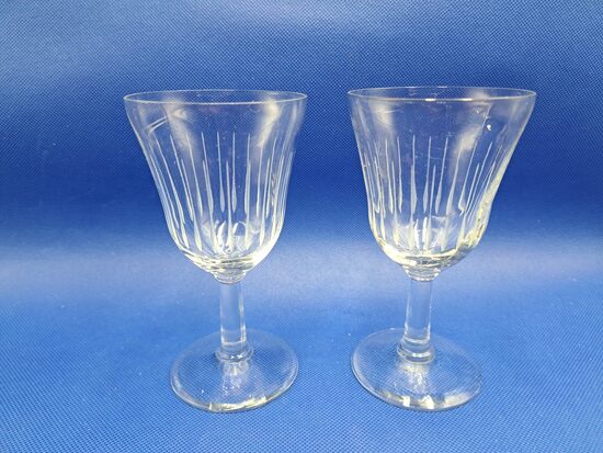 Skaistas vīna glāzes uz kājas ar vertikālu gravēšanu, Neman, Baltkrievija (Stikla gl 254)