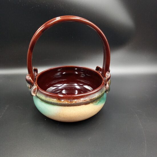 Skaists māla groziņš ar puķēm, roku darbs, glazūra, zaļos un brūnos toņos, h=16,5cm (Keram 183)