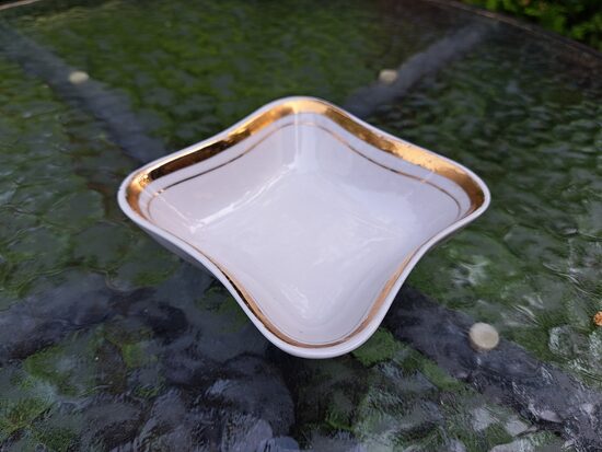 Salātu bļodIņa kantaina mazā ar zelta malām, PFF. 60.ie gadi. Diagonāles.13,5cmx13,5cm (Citi pusd 298)