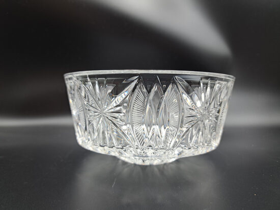 Vidējā izsmacināta kristāla bļoda uz kājas ar palmu rakstu, d=15,5cm, h=8cm. Dzeržinsakas kristāla rūpnīca (Kristāls sk 82)