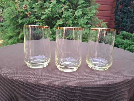 Lielās maigi dzeltena stikla sulas glāzes ar zelta malu. Latvijas stikla fabrika (Stikla gl 330)