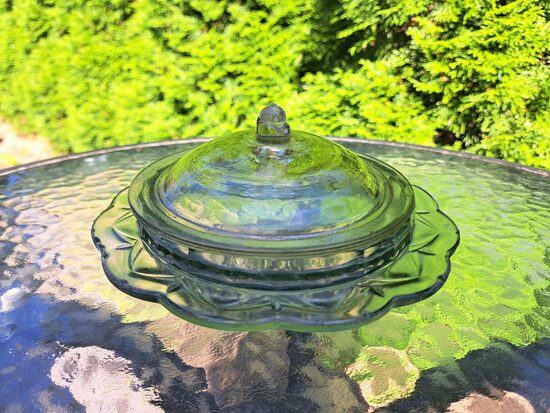 Presēta stikla ievārījuma/cukurtrauks, PSRS. Bļodas diametrs 11,5cm, ārējais diametrs 16,5cm (Stikls sk 225)