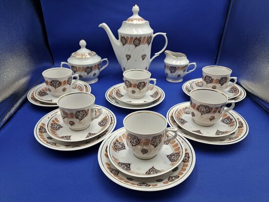 Plānsienu kafijas servīze "RĪGA" ar bešā-brūno dekolu um zeltu, RPR (Rīga 80 109)