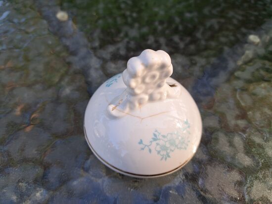 Vāciņš cukurtrauka, tējas servīze "Laima" ar gaiši zilām 3-puķēm un zelta apvilkumu, RPF. Plaisa (Laima 55)