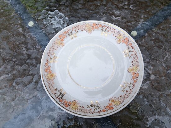 Lielā buljona apakštase ar [puķu/ogu oranžu un zelta vainagu, ar zeltu, RPR. Diam.16cm (Buljona 175)