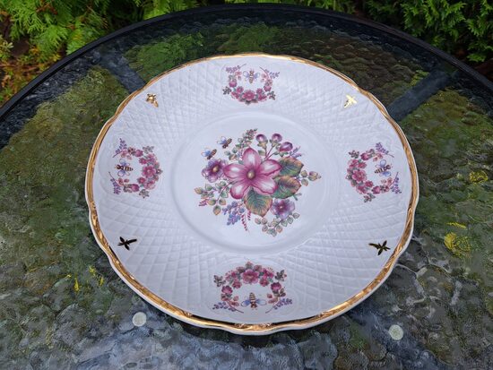 Ļoti skaists servējamais šķīvis ar reljefa virsmu, bagāīgu zeltu un violetu dekolu (daļa no kompota servīzes ar bitīti)  (Korosten 68)