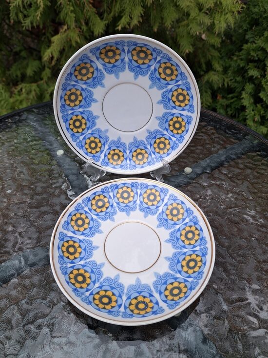 Retas buljona apakštases ar greznām zili dzeltenām puķēm un zeltu, RPR. Diam.17cm (Buljona 176)