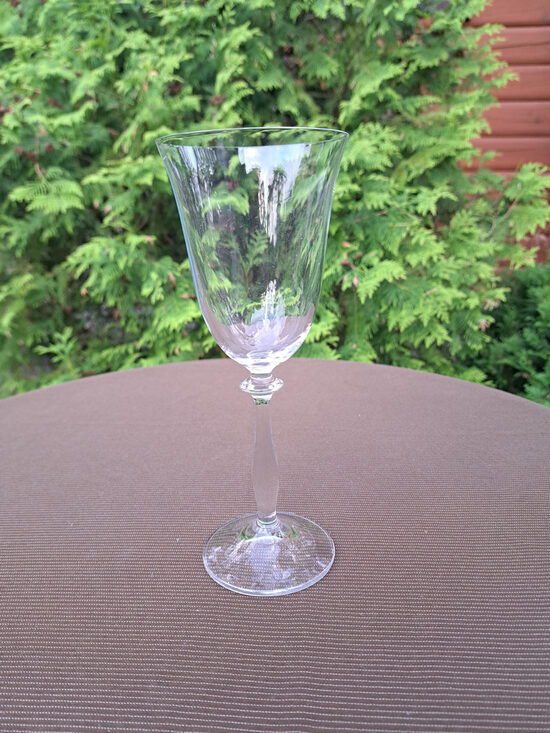 Kristāla vīna glāze, "zvaniņa" forma uz augstās kājiņas, Čehija. Tilpums - 250ml , augstums - 21cm (Kristāls gl 181)