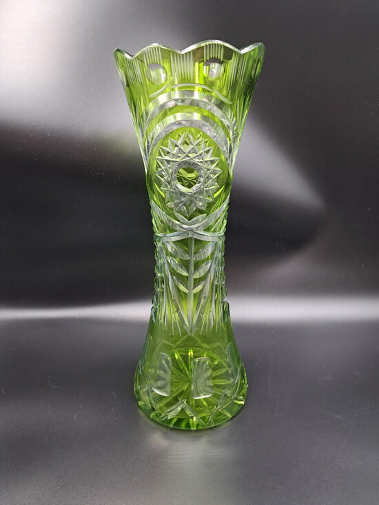 Gaiši zaļā vāze ar smalku roku gravēšanu, Iļģuciema stikla fabrika. Augstums 30cm, diam.21cm (Stikla vaze 183)