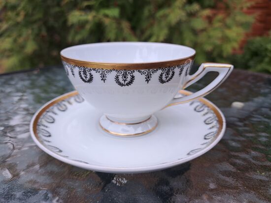 Elegants tējas pāris ar melnu vainadziņu un zeltu. Kuzņecovs, zaļais jubilejas zīmogs (Kuzņecovs 147)