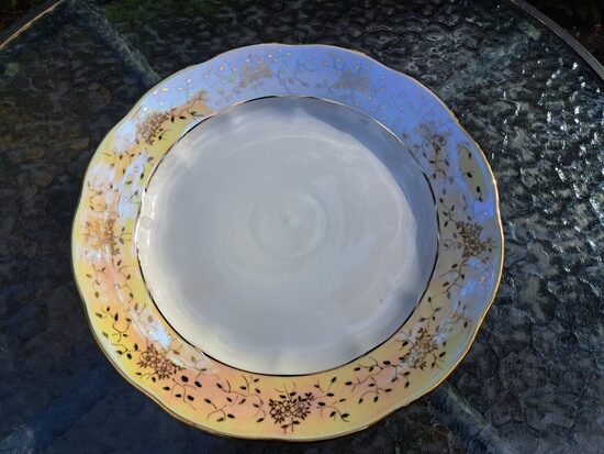 Vidējais apaļais servējamais šķīvis d=27cm, pusdienu "Ārija" ar neredzētu uz "Ārijām" lustrētu ar zeltu dekolu, kā "Siguldai" (Ārija pusdienu 462)