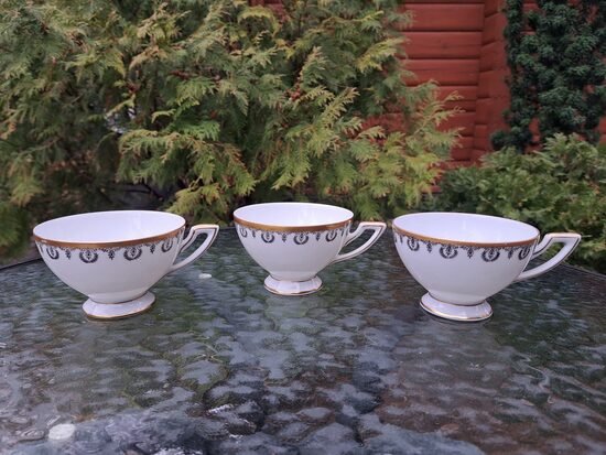 Elegantas krūzītes ar melnu vainadziņu un zeltu. Kuzņecovs, zaļais jubilejas zīmogs (Kuzņecovs 148)