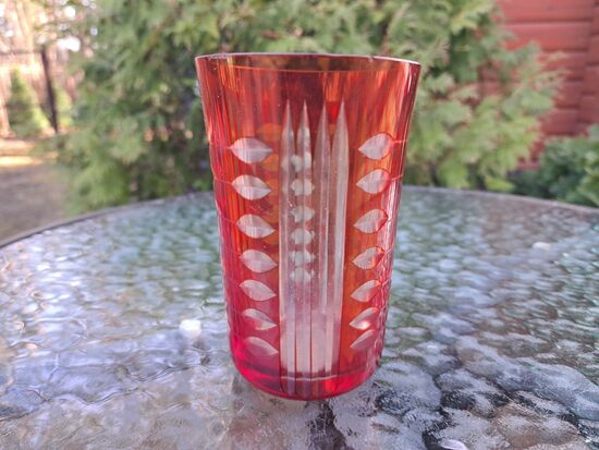 Rubīna stikla ūdens glāzes ar smalku rokas gravēšanu (Stikla gl 262)