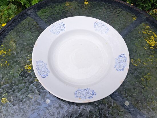 Zupas šķīvis fajansa  ar zilām puķītēm (zilas konturs, 5 pušķi ar 2 puķēm), PFF. Diam.24cm (Fajansa pusdienu 59)