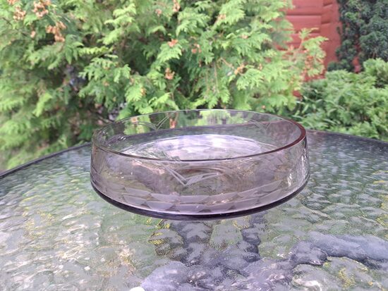 Vintāža maigi lillā stikla bļoda uz plašas kājas, rokas gravēšana ar jūras motīviem, d=21cm, Latvijas stikls (Stikls sk 307)