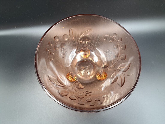 Jauka rozā presēta stikla bļoda uz kājiņām-zemenēm, d=17,5cm, h=9cm (Stikls sk 326)