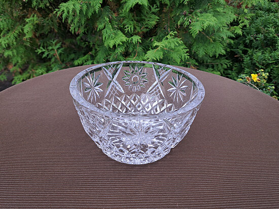 Greznā kristāla salātu bļoda ar rokas gravēšanu, 17cm. Ražotājs ir Neman (Kristāls sk 110)