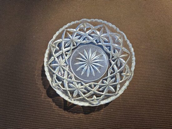 Presēta stikla bļodiņa D=14,2cm, dziļums 3cm, iespējams, Iļģuciema SF (Stikls sk 267)