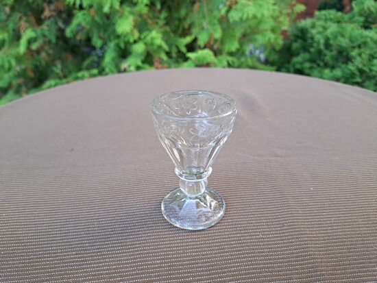 Sena stikla glāzīte Nr3 degvīnam "Lafitniks" ar puķu vainagu gar malu, presēts stikls. 30ml, h=8,5cm. Diam. 5,4cm (Stikla gl 352)