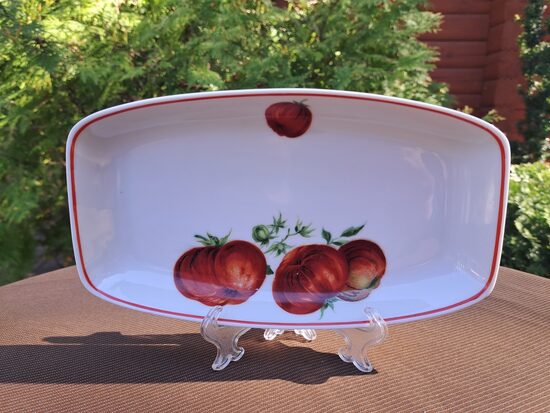 Šķīvis garenais kantains ar tomātiem, sarkanu apvilkumu, porcelāns (Kuzņecovs 172)