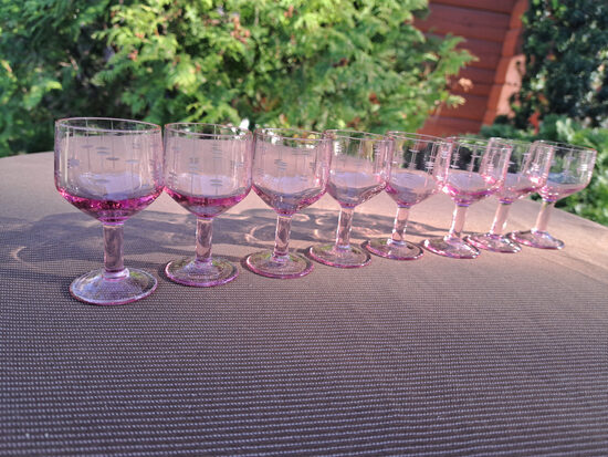 Rozā glāzīšu 50ml uz kājas ar vertikālu gravēšanu komplekts 8 personām (Stikla gl 419)