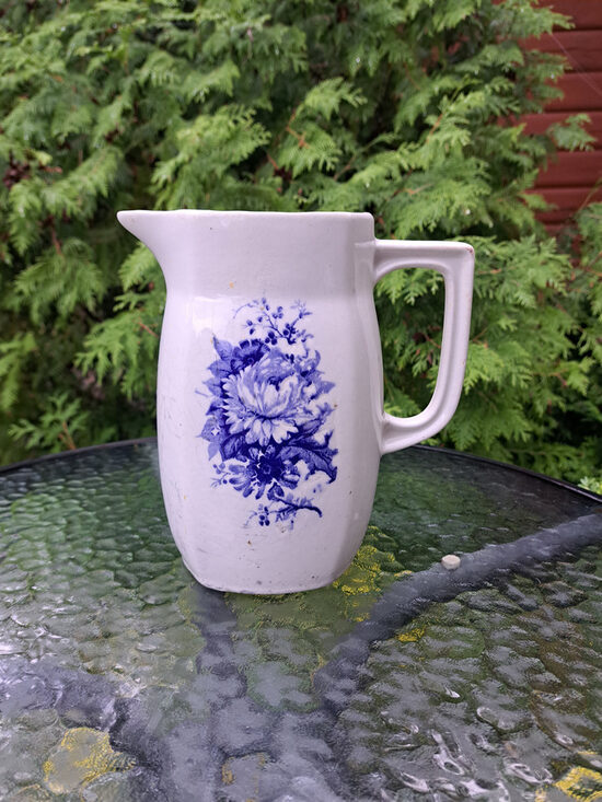 Fajansa krūka ar zilu pušķi, PFF. Kobalta zemglazūras dekols. Tilpums 1,5 L (Krūze 87)